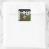 Amerikanische Flaggen auf Gräbern amerikanischer V Quadratischer Aufkleber (Tasche)