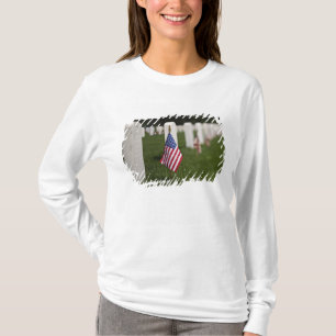 Amerikanische Flaggen auf Gräbern amerikanischer V T-Shirt