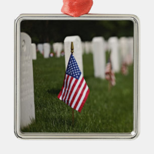 Amerikanische Flaggen auf Gräbern der Silbernes Ornament
