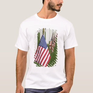Amerikanische Flaggen auf Gräbern der T-Shirt
