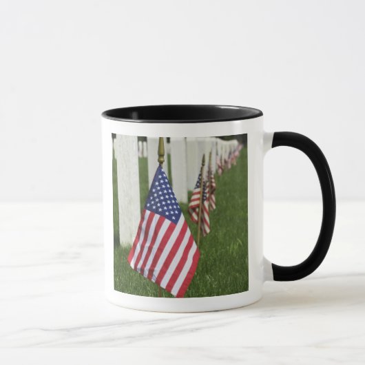 Amerikanische Flaggen auf Gräbern der Tasse (Rechts)