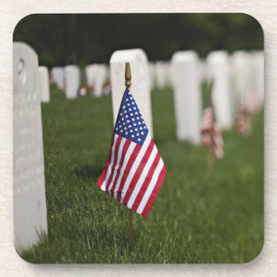 Amerikanische Flaggen auf Gräbern der Untersetzer