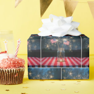 Amerikanische Flaggen mit Wunderkerzen in einem Ma Geschenkpapier