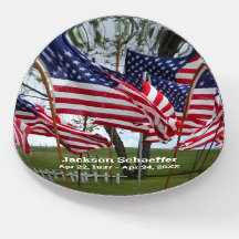 Amerikanische Flaggen und Gedenkstätte der weißen