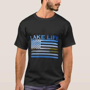 Amerikanische Flaggenpatrone, die am See fischen T-Shirt