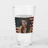 Amerikanische Frau beklagte amerikanische Flagge Glas (Rückseite)