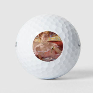Amerikanische Frau mit Perlenschmuck und rosa Klei Golfball