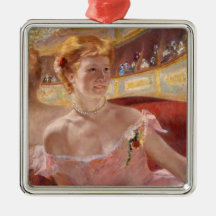 Amerikanische Frau mit Perlenschmuck und rosa Klei