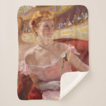 Amerikanische Frau mit Perlenschmuck und rosa Klei