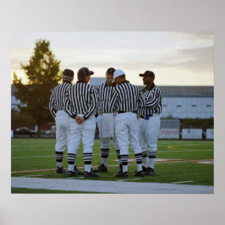 Amerikanische Fußballreferenten sprechen vor Ort Poster