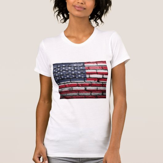 Amerikanische Patriotische US-Flagge an der Mauer T-Shirt (Vorderseite)