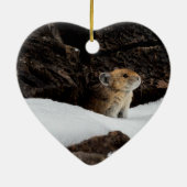 Amerikanische Pika im Schnee mit Herz-Shaped Keramik Ornament (Hinten)