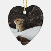 Amerikanische Pika im Schnee mit Herz-Shaped Keramik Ornament (Links)