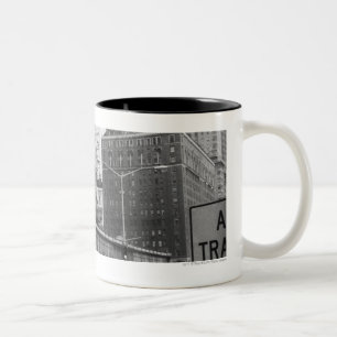Amerikanische Stadt mit kommerziellen Zweifarbige Tasse
