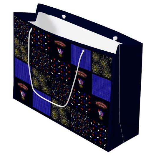 Amerikanische Unabhängigkeitstag Patchwork Pattern Große Geschenktüte (Vorderseite Schrägansicht)
