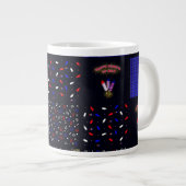 Amerikanische Unabhängigkeitstag Patchwork Pattern Jumbo-Tasse (Vorderseite Rechts)