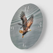 Amerikanischer Adler, der über den Ozean fliegt Große Wanduhr (Winkel)