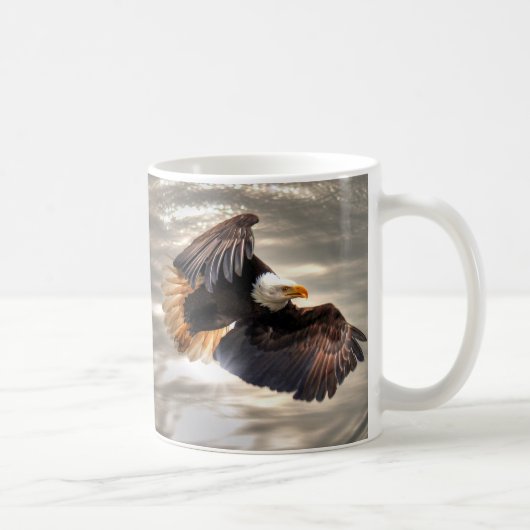 Amerikanischer Adler, der über den Ozean fliegt Kaffeetasse (Rechts)