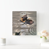 Amerikanischer Adler, der über den Ozean fliegt Quadratische Wanduhr (Zuhause)