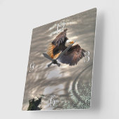 Amerikanischer Adler, der über den Ozean fliegt Quadratische Wanduhr (Winkel)