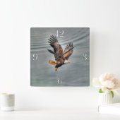 Amerikanischer Adler, der über den Ozean fliegt Quadratische Wanduhr (Zuhause)