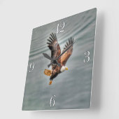 Amerikanischer Adler, der über den Ozean fliegt Quadratische Wanduhr (Winkel)