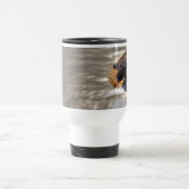 Amerikanischer Adler, der über den Ozean fliegt Reisebecher (Mittel)