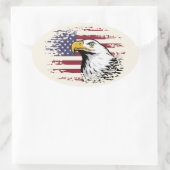 Amerikanischer Adler gegen USA-Flaggenhintergrund Ovaler Aufkleber (Tasche)