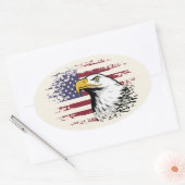 Amerikanischer Adler gegen USA-Flaggenhintergrund Ovaler Aufkleber (Umschlag)