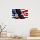 Amerikanischer Adler mit amerikanischer Flagge Poster (Küche)
