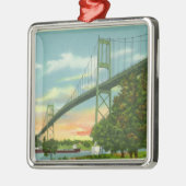 Amerikanischer Balken mit Blick auf die Internatio Ornament Aus Metall (Links)