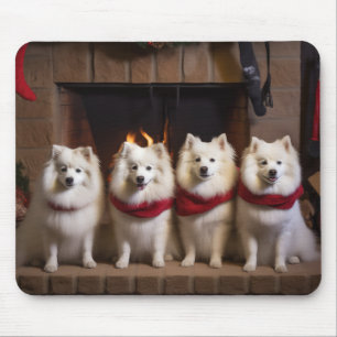 Amerikanischer Eskimo am Kamin Weihnachten Mousepad