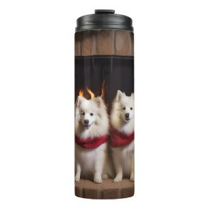 Amerikanischer Eskimo am Kamin Weihnachten Thermosbecher