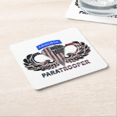 Amerikanischer Fallschirmjäger mit amerikanischer Rechteckiger Pappuntersetzer (angewinkelt)