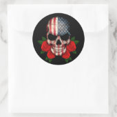 Amerikanischer Flaggenschädel mit Rote Rosen Runder Aufkleber (Tasche)