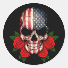 Amerikanischer Flaggenschädel mit Rote Rosen Runder Aufkleber