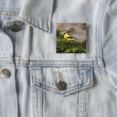 Amerikanischer Goldfinch-Mann im Baum Button (Beispiel)