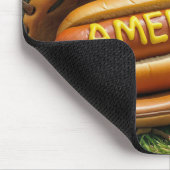 Amerikanischer Hot Dog in einem Baseballhandschuh Mousepad (Ecke)