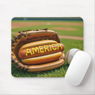 Amerikanischer Hot Dog in einem Baseballhandschuh Mousepad
