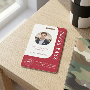 Amerikanischer roter Medienausweis mit Foto und QR Ausweis