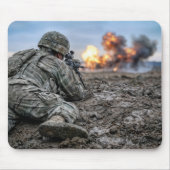Amerikanischer Soldat zielt mit einem Gewehr Mousepad (Vorne)