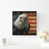 Amerikanischer Weißkopfseeadler auf Schmutz-Flagge Quadratische Wanduhr (Zuhause)