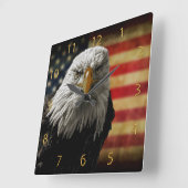 Amerikanischer Weißkopfseeadler auf Schmutz-Flagge Quadratische Wanduhr (Winkel)