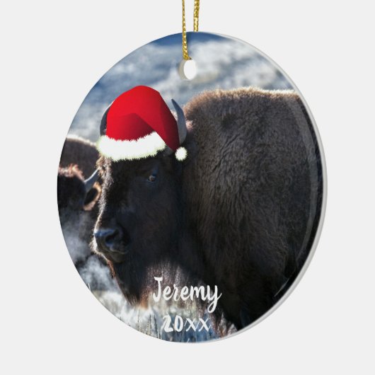 Amerikanisches Bison in der Weihnachtsmannmütze Keramik Ornament (Links)