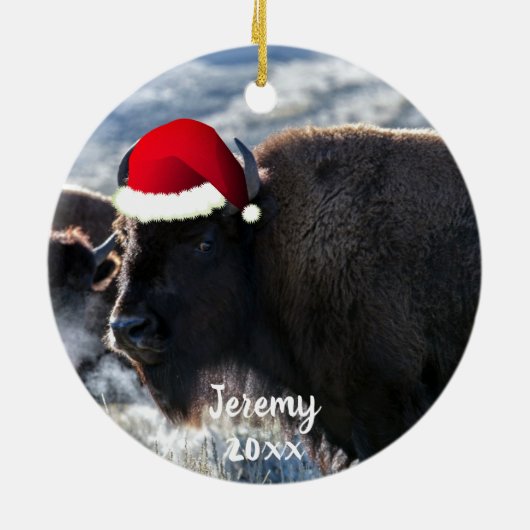 Amerikanisches Bison in der Weihnachtsmannmütze Keramik Ornament (Hinten)