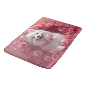 Amerikanisches Eskimo mit Rose - Valentinstag Badematte (Schrägansicht)