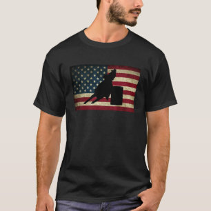 Amerikanisches Fass, das Frau mit Flagge läuft T-Shirt