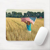 Amerikanisches Mädchen auf dem Weizenfeld Mousepad (Mit Mouse)