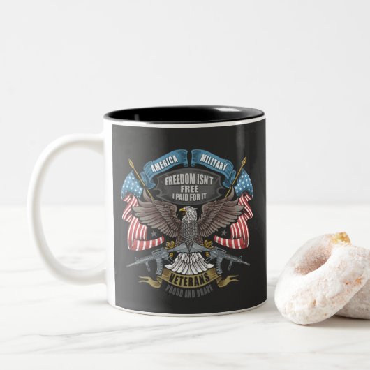 Amerikanisches Militär mit Flaggen und Adler Zweifarbige Tasse (Mit Donut)