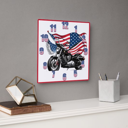 Amerikanisches Motorrad mit einer Flagge im Hinter Quadratische Wanduhr (Büro)